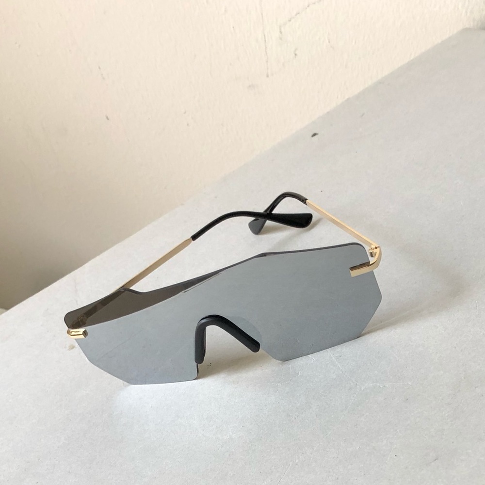 Asymmetrical sunglasses